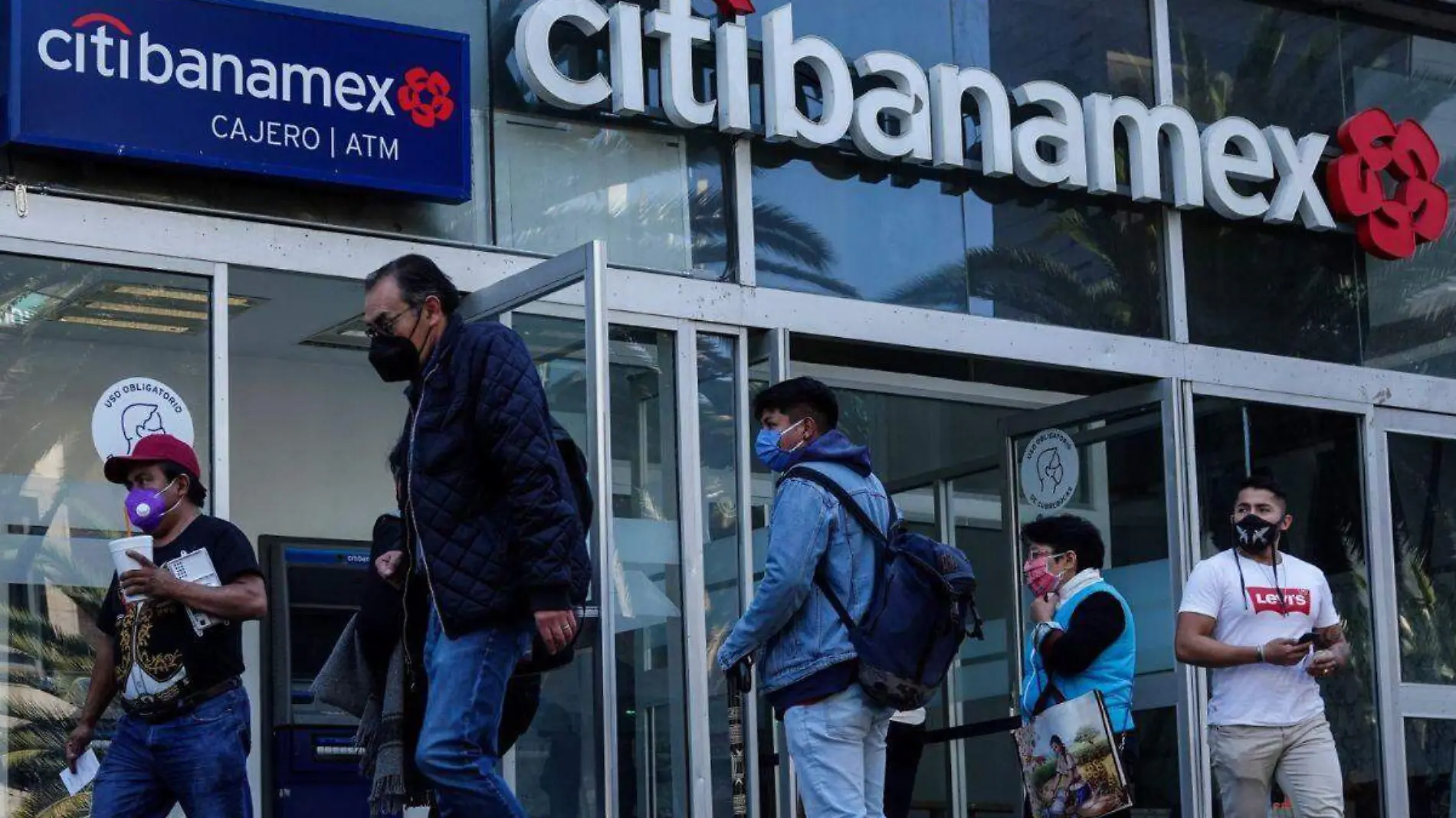 AMLO pensó en comprar la mayoría de Banamex